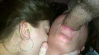 Deux filles chaudes se partagent le sperme de leur plan cul