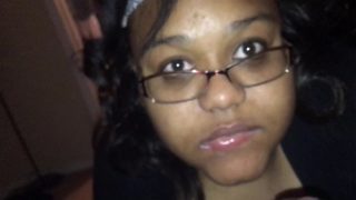 Jeune femme black à lunette suce la bite de son mec