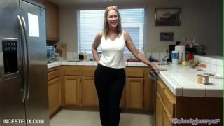 Femme mature chaude se fou à poil et twerk son gros cul