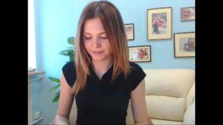 Jeune femme se met nue devant sa webcam