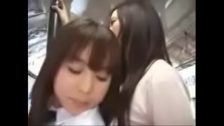 Lesbienne japonaise se frottent dans le train