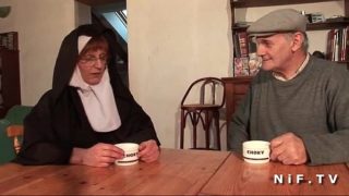Un vieux paysan baise une none