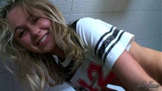 Teen Kasia adorable étudiante qui se masturbe